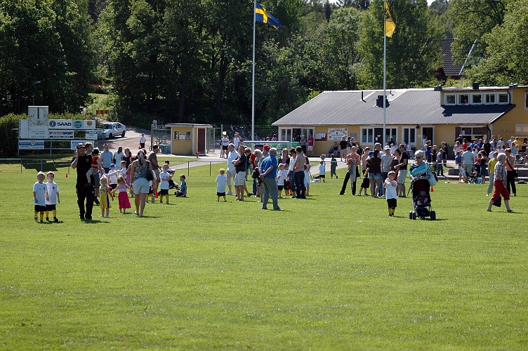 2006-06-10 (19).JPG - Många besökare på Ekbackens IP denna dag